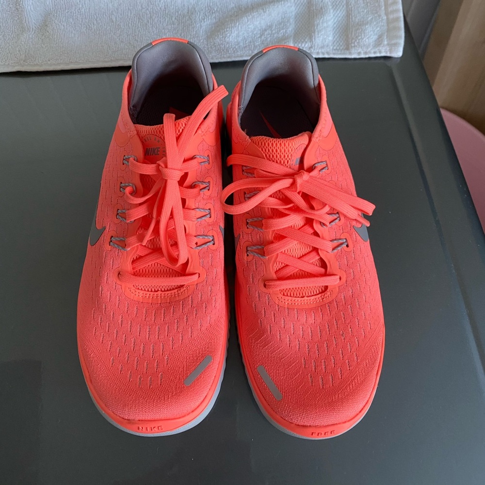 NWOT Nike free size 8, women’s running shoe
